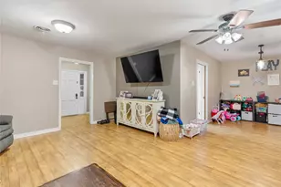 202 W West St, El Campo, TX 77437 - Photo 5