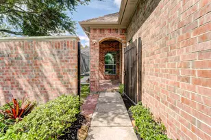 2425 Spellbrook Ct, League City, TX 77573 - Photo 3