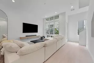 5854 E Post Oak Ln, Houston, TX 77055 - Photo 9