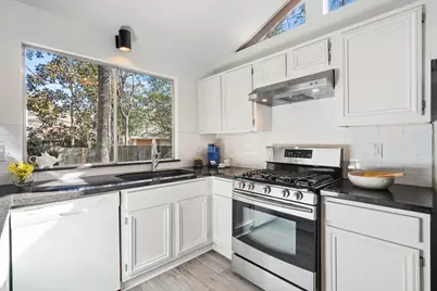 6 N Birchcane Court, The Woodlands, TX 77381 - Photo 9