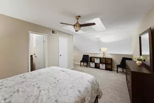 10855 Meadowglen Ln, Houston, TX 77042 - Photo 19