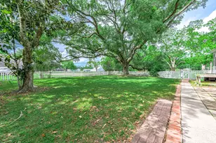 600 S Walker St, Angleton, TX 77515 - Photo 23