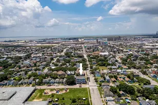 1325 35th St, Galveston, TX 77550 - Photo 25