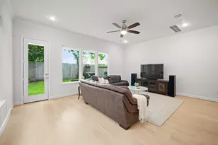 1648 Bonnie Brae St, Houston, TX 77006 - Photo 11
