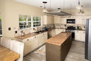 1015 Highland Woods Dr, Highlands, TX 77562 - Photo 11