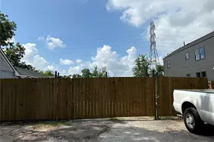 220 E 37th St, Houston, TX 77018 - Photo 1