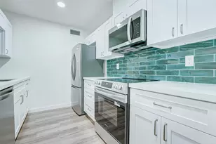 7555 Katy Fwy, Houston, TX 77024 - Photo 13