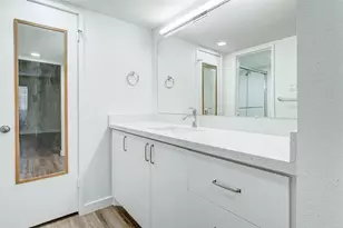 7555 Katy Fwy, Houston, TX 77024 - Photo 27