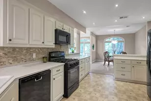 341 Rolling Hills Dr, Conroe, TX 77304 - Photo 11