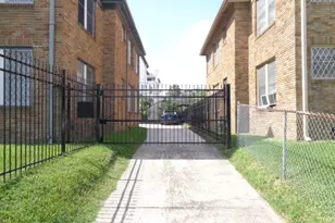 401 W Clay St, Houston, TX 77019 - Photo 3