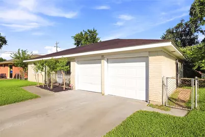 211 Estelle Circle, Texas City, TX 77591 - Photo 5