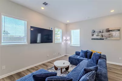 8124 Esther Acres Lane, Houston, TX 77088 - Photo 11