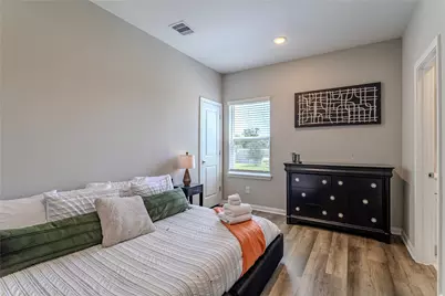 8124 Esther Acres Lane, Houston, TX 77088 - Photo 13
