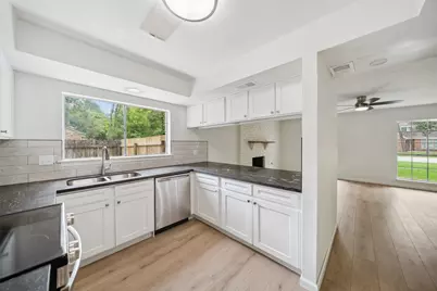 90 Crystal Lake Lane, The Woodlands, TX 77380 - Photo 7