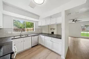 90 Crystal Lake Ln, The Woodlands, TX 77380 - Photo 7