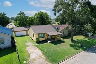 939 Milam St, Liberty, TX 77575 - Photo 3