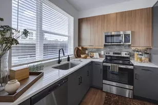 10421 Deerwood Rd, Houston, TX 77042 - Photo 3