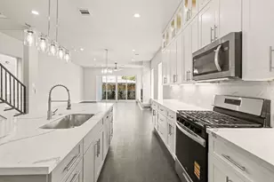 111 E 33 St, Houston, TX 77018 - Photo 11