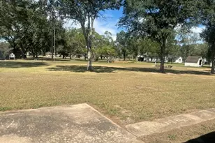 425 Margaret St, El Campo, TX 77437 - Photo 15