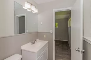 135 W Barkley St, Sour Lake, TX 77659 - Photo 15