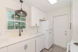 135 W Barkley St, Sour Lake, TX 77659 - Photo 3