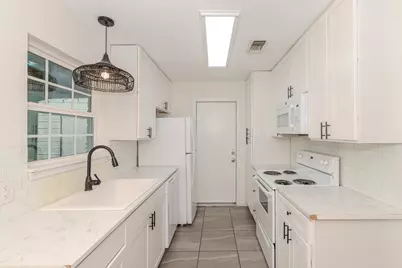 135 W Barkley Street, Sour Lake, TX 77659 - Photo 5