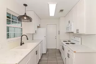 135 W Barkley St, Sour Lake, TX 77659 - Photo 5