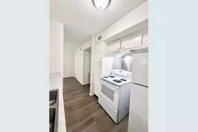 321 E Cedar Street #9, Angleton, TX 77515 - Photo 11