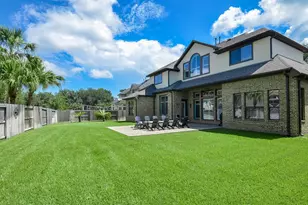 2015 Shadow Bend Dr, Sugar Land, TX 77479 - Photo 9