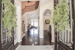 2015 Shadow Bend Dr, Sugar Land, TX 77479 - Photo 5