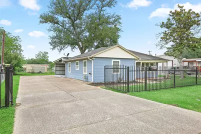 108 N 7th Street, Highlands, TX 77562 - Photo 1