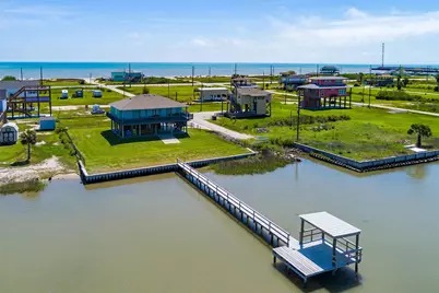 1040 N Gayle Street, Gilchrist, TX 77617 - Photo 1