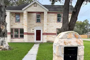 417 W Blum St, Alvin, TX 77511 - Photo 1