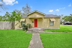 821 E Miller St, Angleton, TX 77515 - Photo 1
