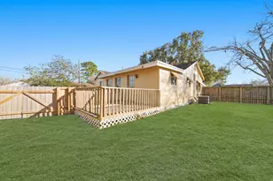 821 E Miller St, Angleton, TX 77515 - Photo 15