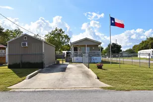 618 Golden Bend Dr, Highlands, TX 77562 - Photo 1