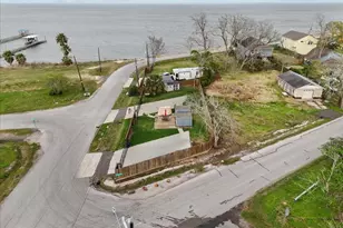 111 Jackson Ave, Bacliff, TX 77518 - Photo 1