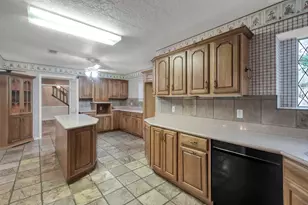 105 Broken Bough Ln, Conroe, TX 77304 - Photo 11