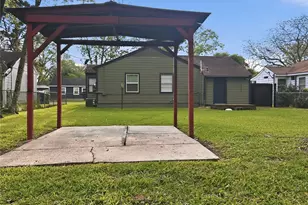 1308 N Rock Island St, Angleton, TX 77515 - Photo 13