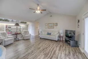 458 E Lake Dr, Livingston, TX 77351 - Photo 5