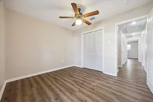 13711 Greenway Dr, Sugar Land, TX 77498 - Photo 7