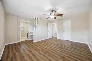 13711 Greenway Dr, Sugar Land, TX 77498 - Photo 9