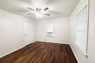 824 S Anderson St, Angleton, TX 77515 - Photo 17