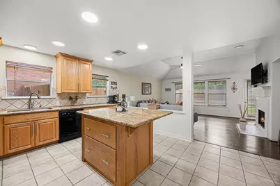 202 W Misty Dawn Dr, The Woodlands, TX 77385 - Photo 11