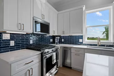 671 Seaside Dr, Crystal Beach, TX 77650 - Photo 13
