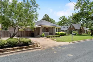 707 Heights Ave, El Campo, TX 77437 - Photo 3
