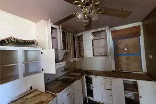 619 N Dunbar St, Electra, TX 76360 - Photo 5