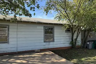 619 N Dunbar St, Electra, TX 76360 - Photo 3