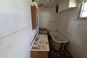 619 N Dunbar St, Electra, TX 76360 - Photo 7
