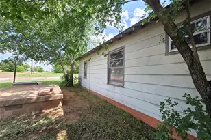 619 N Dunbar St, Electra, TX 76360 - Photo 9